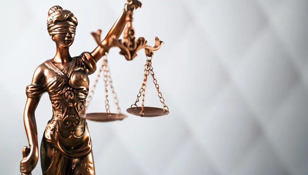 Estatueta que representa a justiça, com a balança erguida